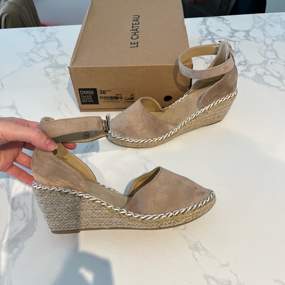 Le Château Taupe Espadrille Closed Toe Wedge Heel Sandals - Brand New in Box - Picture 2 of 6